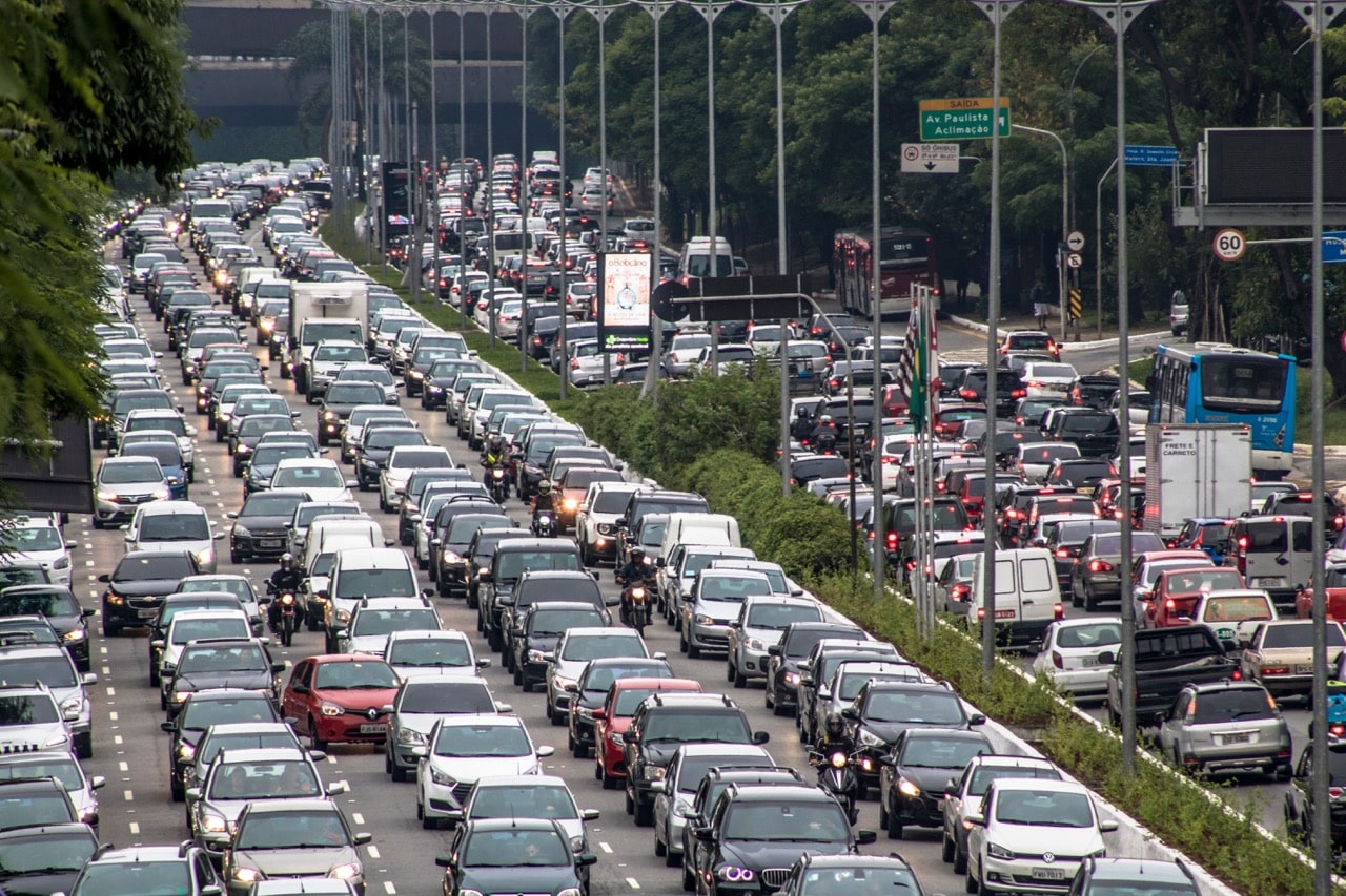 Un embouteillage énorme dans une ville