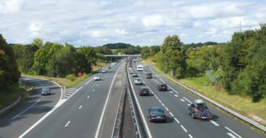 Une autoroute dans le trafic routier est fluide