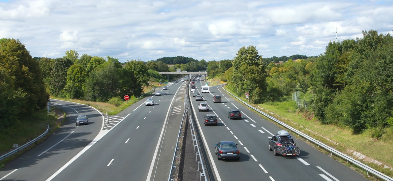 Une autoroute dans le trafic routier est fluide